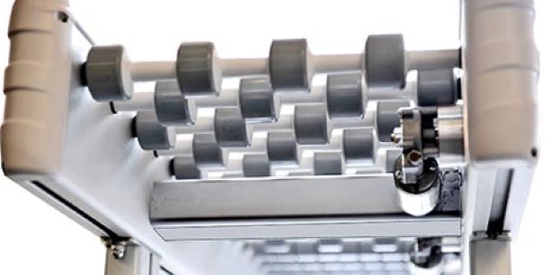Alimentatore integrato per motori CC senza spazzole e per l'interfaccia AS del bus di campo utilizzata nei sistemi di trasporto