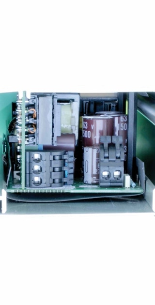 all'interno dell'alimentatore